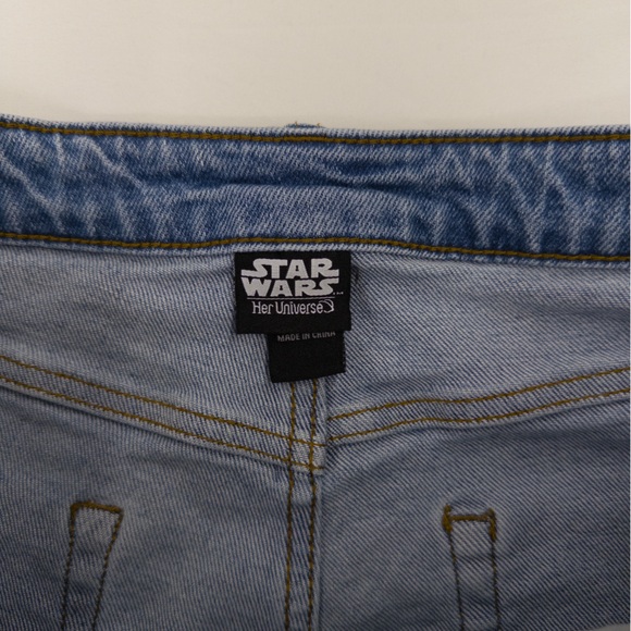 Her Universe Star Wars The Mandalorian The Child Mom Jeans Baby Yoda Size 7 EUC - Picture 3 of 14